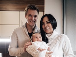 Tomá Verner, Tammy Sutanová a jejich prvorozený syn Tomá (7. listopadu 2020)