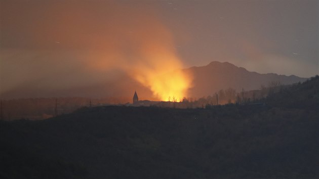 Exploze nedaleko chrmu Krista Spasitele ve mst ua v Nhornm Karabachu (8. listopadu 2020)