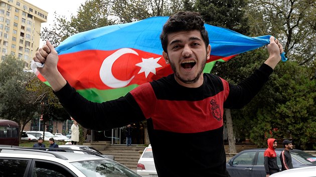 Ázerbájdžánci oslavují dobytí strategického města Šuša v Náhorním Karabachu (8. listopadu 2020)