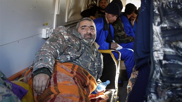Sanitky odvej zrann armnsk vojky z Nhornho Karabachu. (8. listopadu 2020)