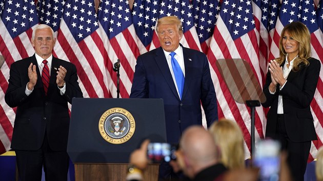 Americk prezident Donald Trump mluvil na tiskov konferenci po boku vceprezidenta Pence a manelky Melanie. (4. listopadu 2020)