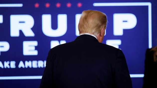 Prezident Trump odch�z� z tiskov� konference. (4. listopadu 2020)