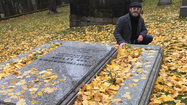 Viktor Braunreiter pořádá komentované prohlídky včetně hřbitova, kde leží i patron milenců A. F. U. Lützow.