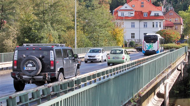Dvorsk most pes eku Ohi v Karlovch Varech spojuje ulici Kpt. Jaroe s ulicemi Zpadn a Plzesk.