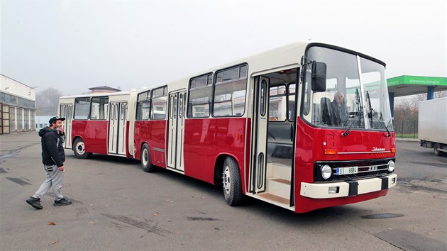 Karlovarský dopravní podnik dokončil renovaci kloubového autobusu Ikarus 280, zvaného též harmonika nebo čabajka, na zakázku pro soukromého sběratele.