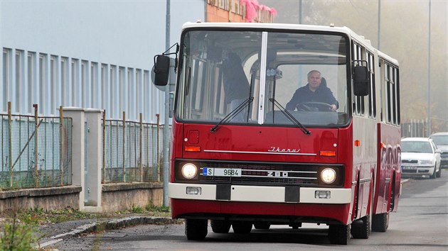 Karlovarský dopravní podnik dokončil renovaci kloubového autobusu Ikarus 280, zvaného též harmonika nebo čabajka, na zakázku pro soukromého sběratele.