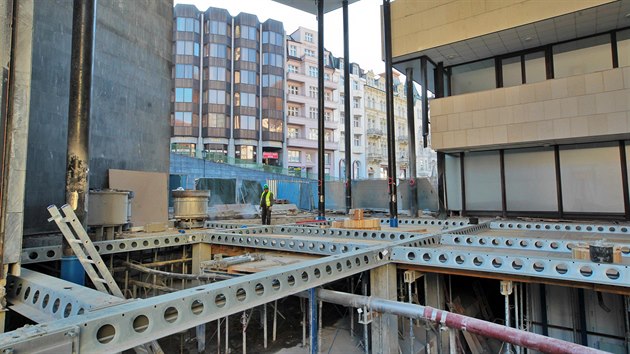 Oprava karlovarské Vřídelní kolonády pokračuje. Na stavbě je použita technologie tzv. peikko nosníků, která je v Karlových Varech použita poprvé a umožňuje tenké stropní konstrukce. (6. listopadu 2020)