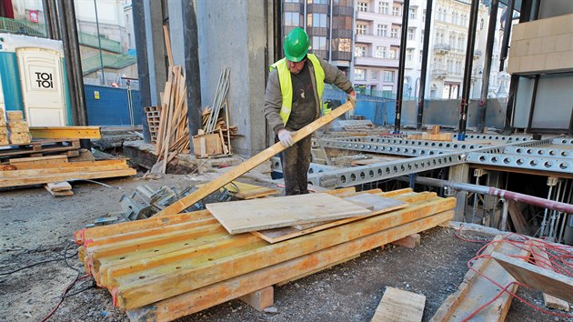 Oprava karlovarské Vřídelní kolonády pokračuje. Na stavbě je použita technologie tzv. peikko nosníků, která je v Karlových Varech použita poprvé a umožňuje tenké stropní konstrukce. (6. listopadu 2020)