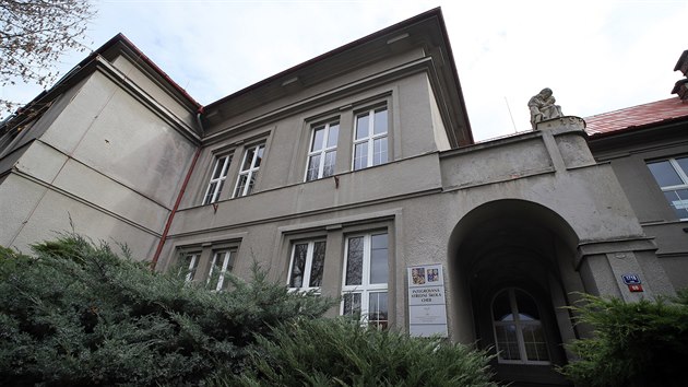 Vyšší odborná škola Cheb, která vzdělává budoucí sociální pracovníky, dostala výpověď z budovy bývalé České školy v Chebu.