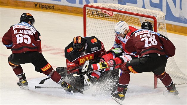 5. kolo hokejov extraligy HC Sparta Praha - HC Dynamo Pardubice, 7. listopadu 2020 v Praze. Zleva Martin Jandus ze Sparty, brank Sparty Matj Machovsk, Patrik Poulek z Pardubic, Tom Dvok ze Sparty