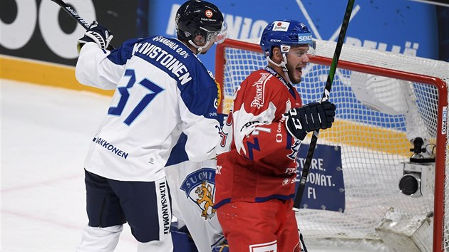 esk hokejista Tom Zohorna se raduje z branky spoluhre Andreje Nestraila v utkn s Finskem na turnaji Karjala.