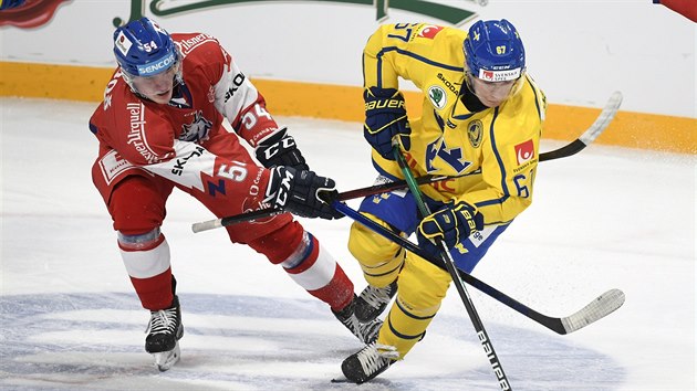 Jan Ordoš se snaží sebrat puk Švédovi Leonu Bristedtovi v utkání Karjala Cupu 2020