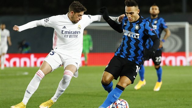 Lautaro Martnez (Inter) si zasekv m ped Federicem Valverdem z Realu Madrid.