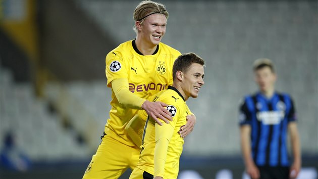 STELCI. Thorgan Hazard (vpravo) a Erling Haaland z Dortmundu se prosadili proti Bruggm.
