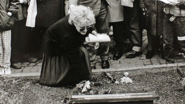 Někdejší starostka Jihlavy v doprovodu Alexandra Dubčeka uctívá památku Evžena Plocka, který se na protest proti režimu upálil.