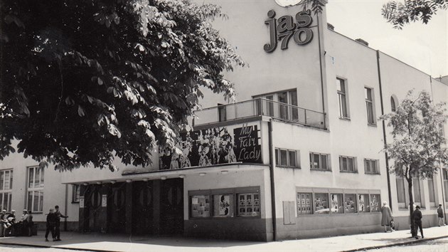 Kino Jas, dve kino Gloria, kolem kterho utkal ped gestapem Alfrd Barto. Dnes u kino neexistuje, msto nj vznikaj luxusn byty.