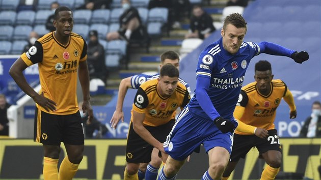 Jamie Vardy, tonk Leicesteru, promuje pokutov kop v utkn proti Wolverhamptonu.