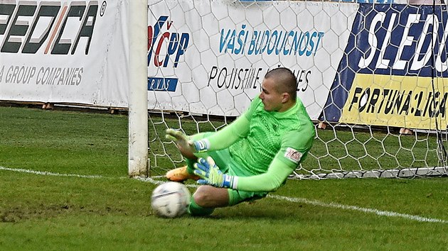 Libereck brank Milan Knobloch kryje penaltu Jakuba eznka z Teplic.