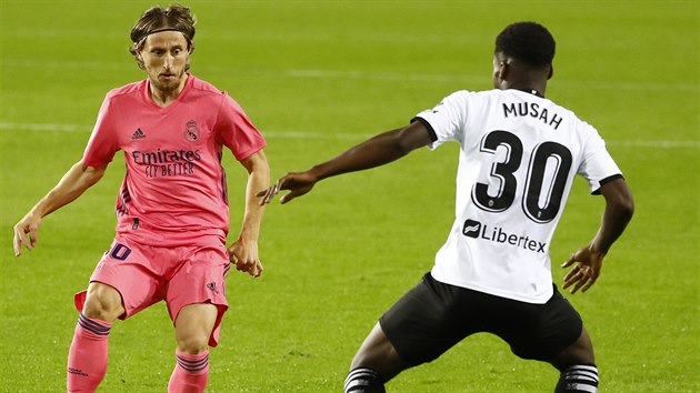 Luka Modri z Realu Madrid (vlevo) a Yunus Musah z Valencie