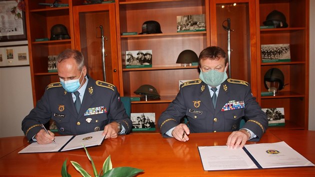Dosavadn velitel letectva Petr Hromek (vlevo) a nov velitel Vzdunch sil Petr Mikulenka
