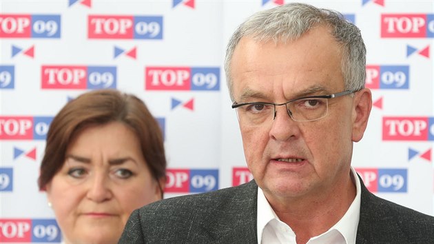 Předseda poslaneckého klubu TOP 09 Miroslav Kalousek hovoří na tiskové konferenci před jednáním Sněmovny. (16. června 2020)