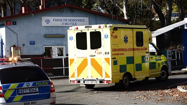 Příjezd pěti pacientů s koronavirem, kteří jsou ve vážném stavu napojení na umělou plicní ventilaci do pražské Fakultní nemocnice v Motole. (6. listopadu 2020)