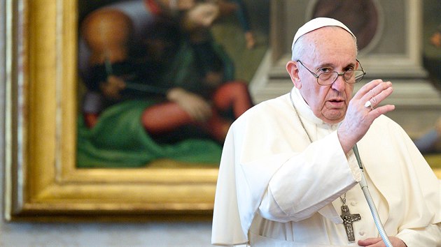 Pape Frantiek pi online audienci v Apotolskm palci ve Vatiknu. (4. listopadu 2020)