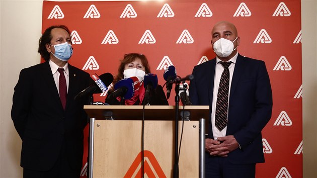 editel Veobecn zdravotn pojiovny Zdenk Kabtek (vpravo) pi tiskov konferenci ke svmu znovuzvolen do ela VZP.  (9. listopadu 2020)
