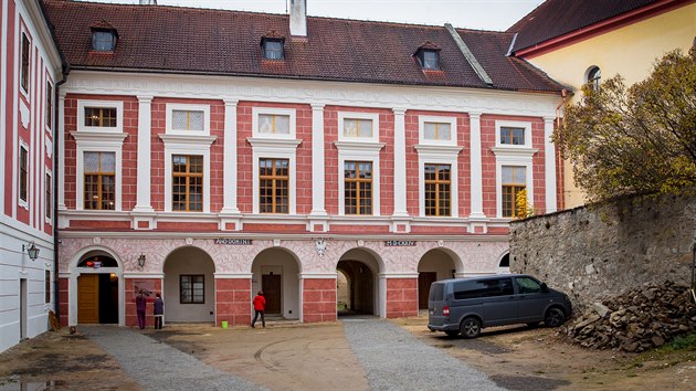 V opraveném Horním zámku ve Vimperku bude prohlídková trasa a Muzeum Vimperska. Nové jsou i fasády.