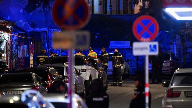 Policie hld okol nmst Schwedenplatz, kde dolo v pondl veer k teroristickmu toku. (3. listopadu 2020)