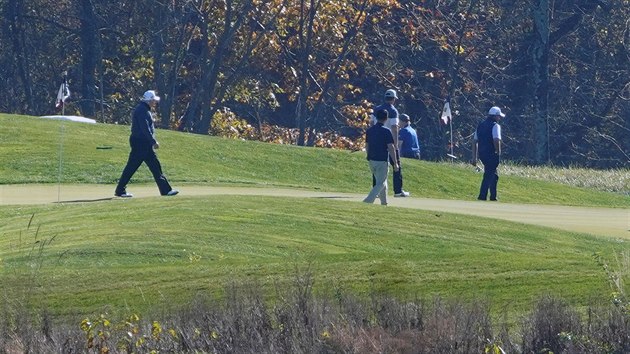 Donald Trump hrl krtce po vyhlen vsledk golf ve svm resortu Trump National Golf course. (7. listopadu 2020)