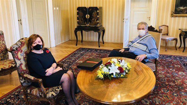 Ministryn financ Alena Schillerov s prezidentem Miloem Zemanem