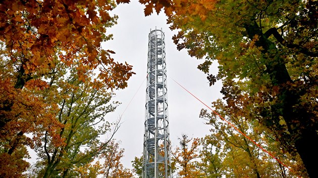 Rozhledna na kopci Holedná je celá z kovu a tvoří ji jeden hlavní tubus složený ze tří dílů. S výškou 35 metrů je nejvyšší v Brně.