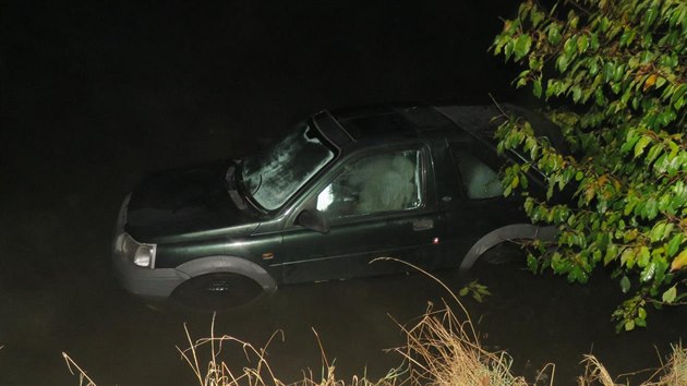 Terénní vůz se na Boskovicku neudržel na silnici a přes polní cestu sjel až do rybníka. Řidič nadýchal přes dvě promile alkoholu.