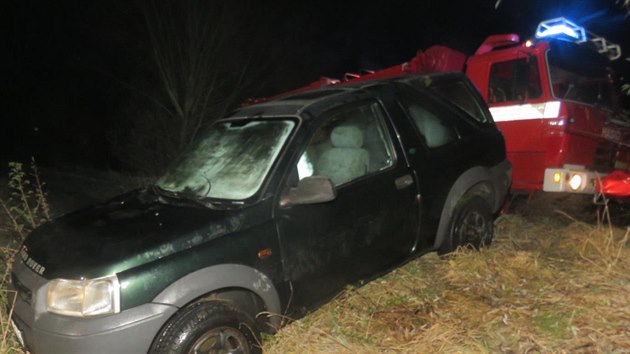Opilý řidič na Boskovicku skončil s terénním autem v rybníku. Auto z vody vytáhli hasiči.
