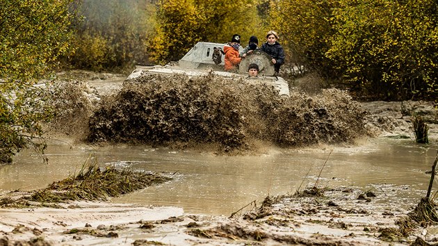 Tanky v hradeck� p��rodn� pam�tce Na Placht� obnovuj� p�irozen� prost�ed� pro vz�cn� druhy rostlin a �ivo�ich�. (1. 11. 2020)