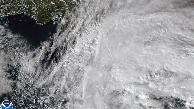 Tento snmek poskytnut agenturou NOAA ukazuje tropickou boui Eta. (9. listopadu 2020)