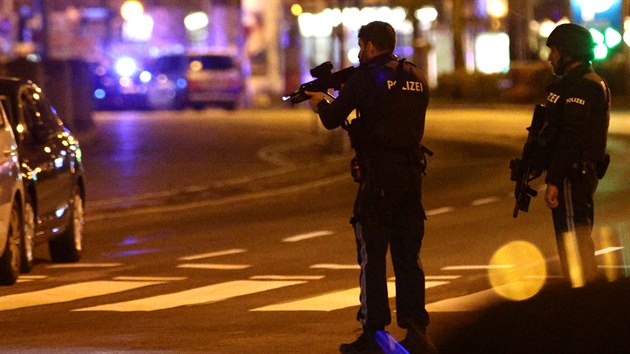 Rakout policist hldaj okol nmst Schwedenplatz, kde dolo v pondl veer k teroristickmu toku na synagogu (2. listopadu 2020)