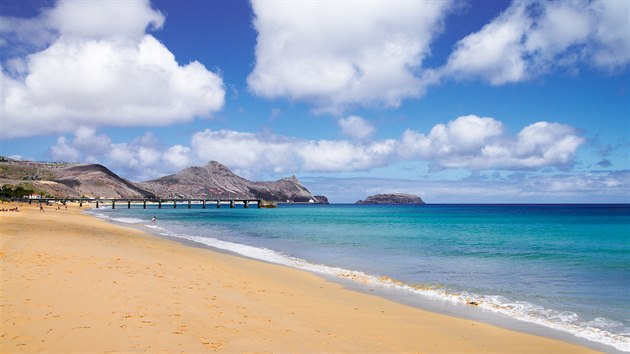 Na pláži s léčivým pískem na ostrově Porto Santo si budete připadat jako v Karibiku.