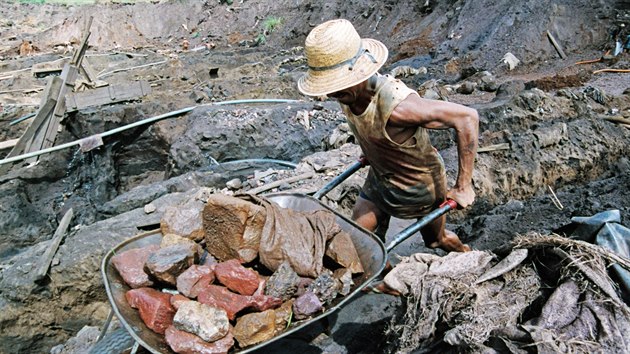 Snmek pozen v dubnu 1991 ukazuje nalezit zlata ve vesnici Serra Pelada v Brazlii.