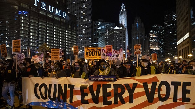 Demonstranti v Chicagu se doaduj spravedlivch voleb.  (5. listopadu 2020)