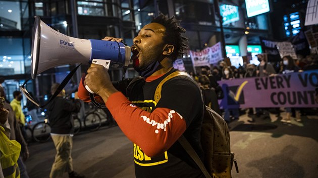 Demonstranti v Chicagu se doaduj spravedlivch voleb. (5. listopadu 2020)