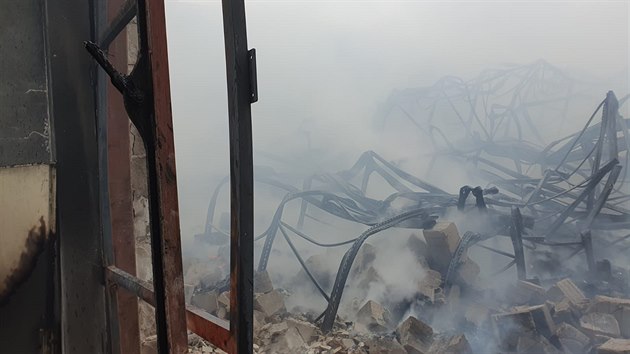 Požár výrobny chipsů v jihočeském Choustníku zachvátil střechu výrobní haly a část skladovacích prostor.