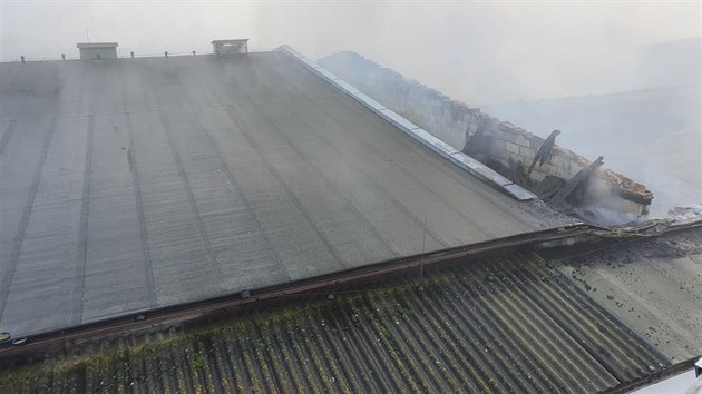 K požáru výrobny chipsů v Choustníku bylo přivoláno sedm hasičských posádek.