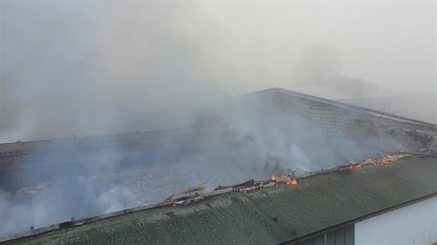 Při požáru výrobny chipsů v Choustníku se propadla střecha, hasiči budou požár na místě dohašovat několik hodin.
