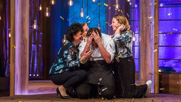 Roman Sta�a se sv�mi bl�zk�mi t�sn� po vyhl�en� v�t�ze MasterChef �esko 2020