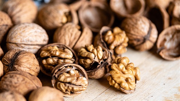 Pečlivě kontrolujte, že jsou nevyloupané ořechy opravdu suché a mají čistá jádra bez známek vlhkosti či dokonce plísně.