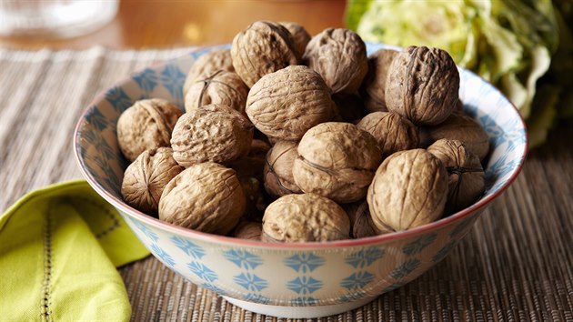 Vlašské ořechy patří na každý stůl (pokud na ně nemáte alergii), dodávají tělu spustu cenných látek.