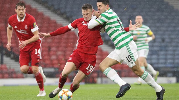 Lewis Ferguson z Aberdeenu a Tom Rogic z Celtiku Glagow v semifinle Skotskho pohru.