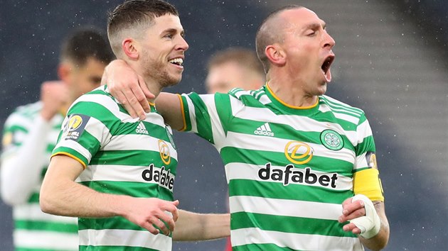 Ryan Christie  a Scott Brown z Celtiku Glasgow slav gl v semifinle Skotskho pohru.